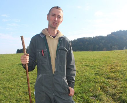 Porträt Andreas Badinger Andreas Badinger steht auf einer Wiese